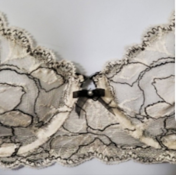 Victoria secret unlined lace demi bra 34C - Picture 3 of 15